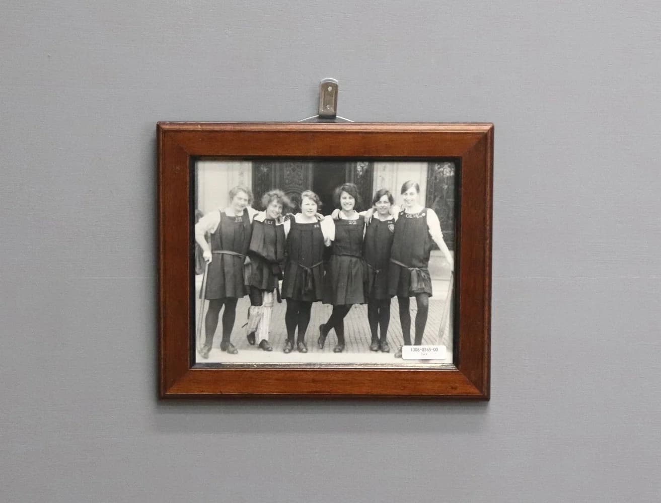 フォト|オーク材・1930年代 制服の少女たちの記念写真 31×26cm