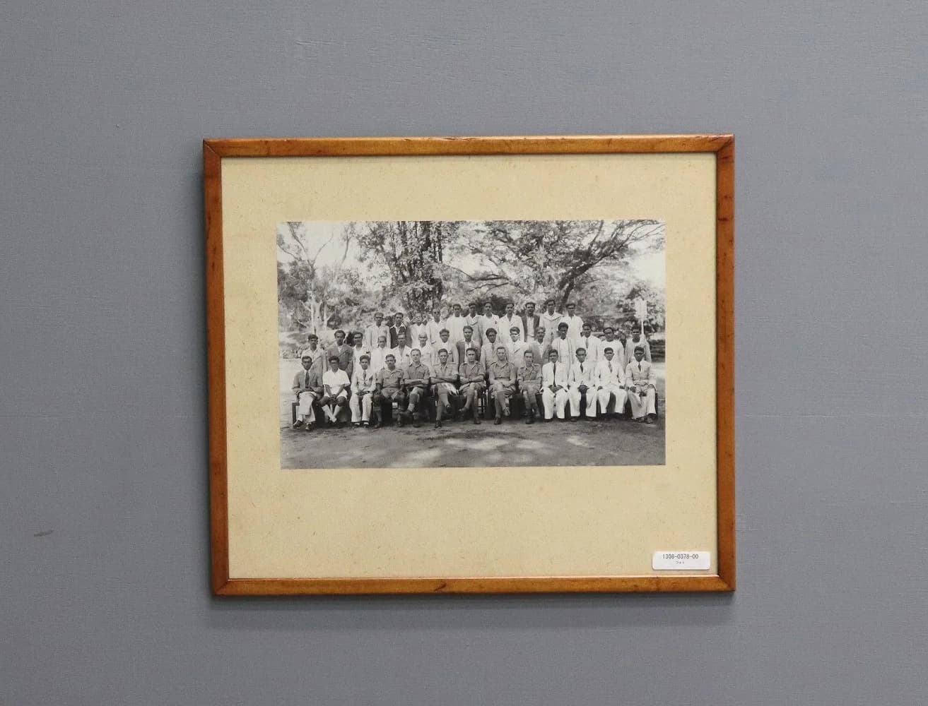 フォト|オーク材・1930年代 大人数の集合写真 37×32.5cm