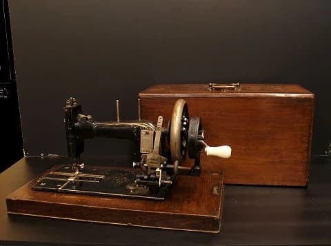 ミシン|1900年代 角い木箱と白いハンドル 49cm