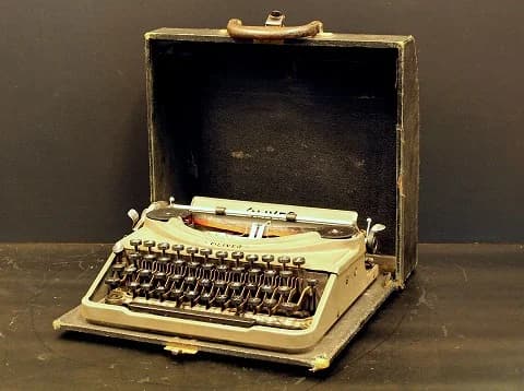 タイプライター|1930年代 クリーム色の小型 OLIVER(オリバー)