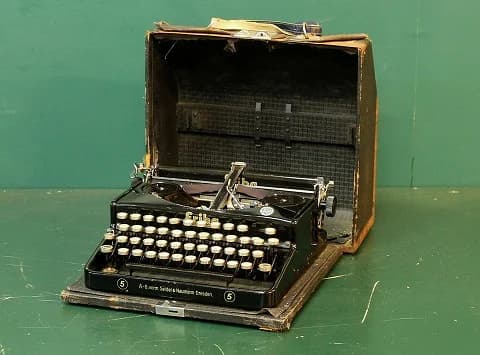 タイプライター|1930年代 黒いボディと丸キー daro Erika(ダロ・エリカ)