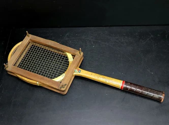 テニスラケット|木製・1950年代 黄色いフレームと木クランプ 68cm