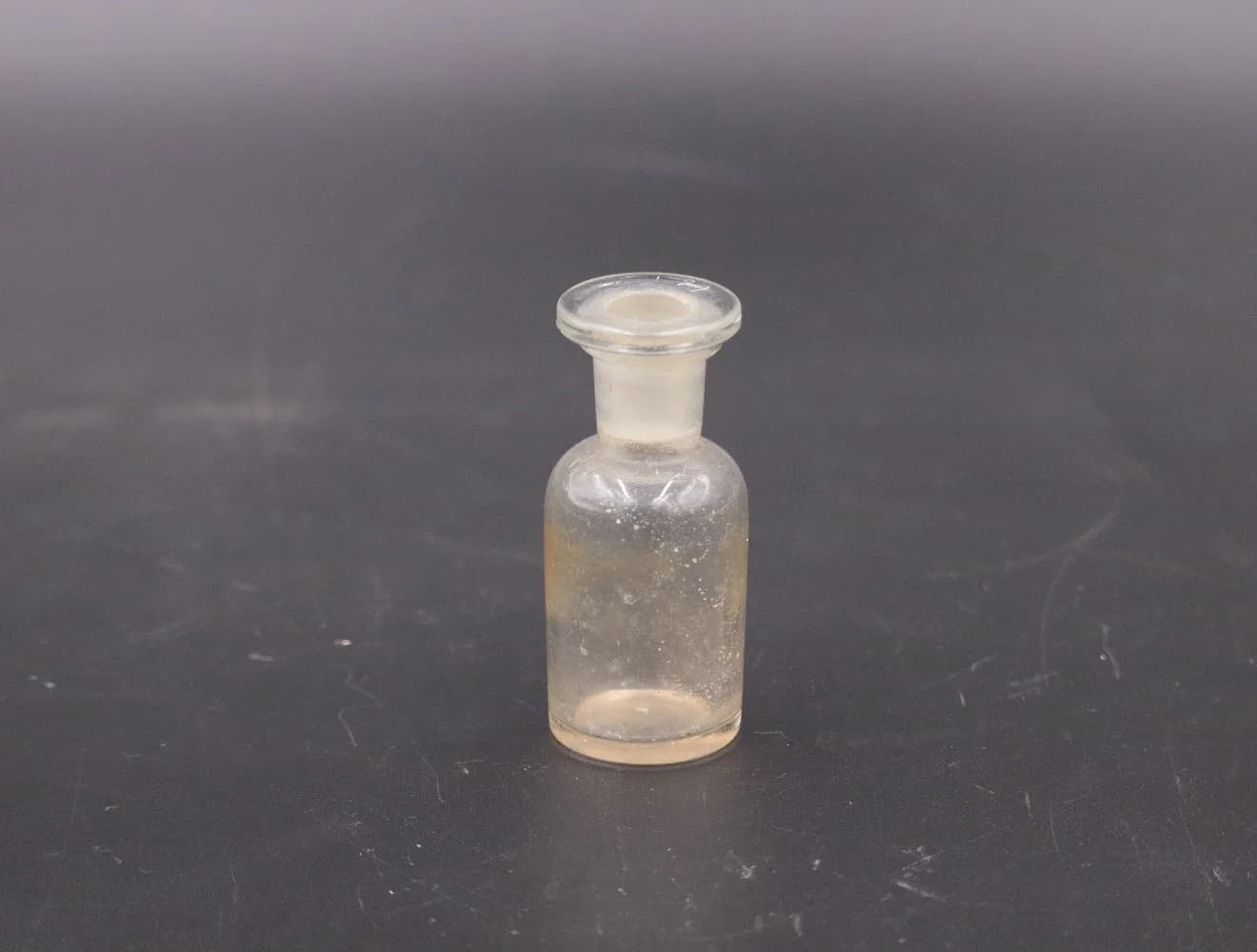 アンティークボトル|ガラス・1970年代 中身の残る曇りの薬瓶 8.3cm