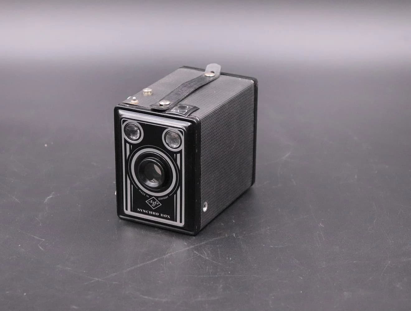 カメラ|1970年代 ボックス型のファインダー付き 13cm 幅9.5cm・奥行13cm・高さ11cm。