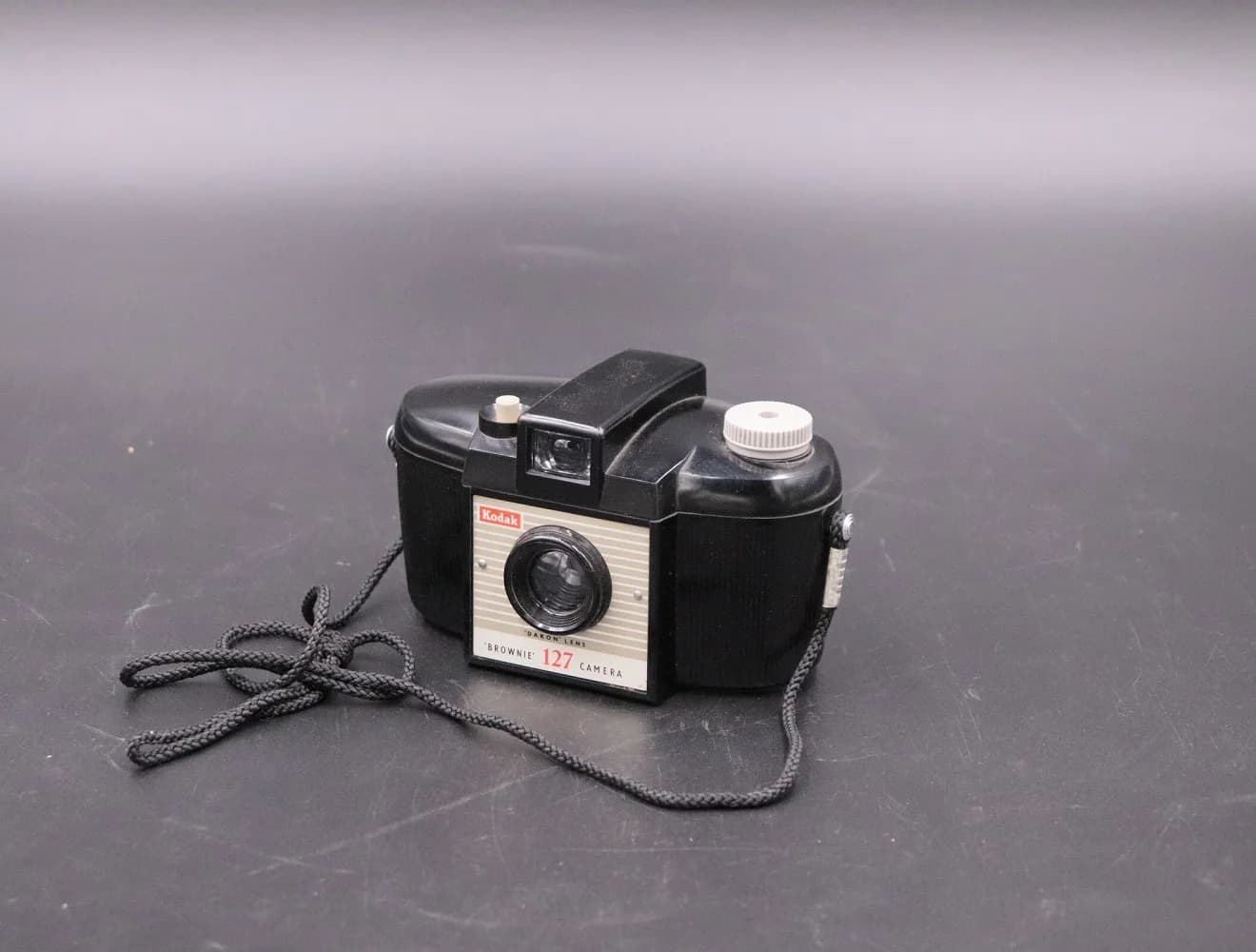 カメラ|1970年代 樹脂ボディのコンパクト 13cm 幅13cm・奥行7.5cm・高さ8cm。